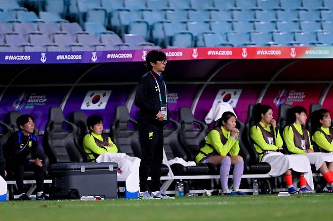 일본과의 여자 아시안컵 4강전 경기를 지켜보는 신상우 감독. [대한축구협회 제공. 재판매 및 DB 금지]