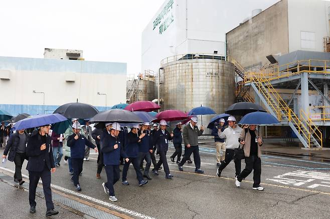 고리원자력본부 제1발전소 둘러보는 원안위 관계자들 [원안위 제공. 재판매 및 DB 금지]