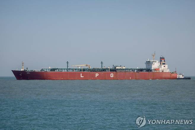 호르무즈 해협을 지나는 LPG 운반선 [로이터=연합뉴스. 재판매 및 DB 금지]