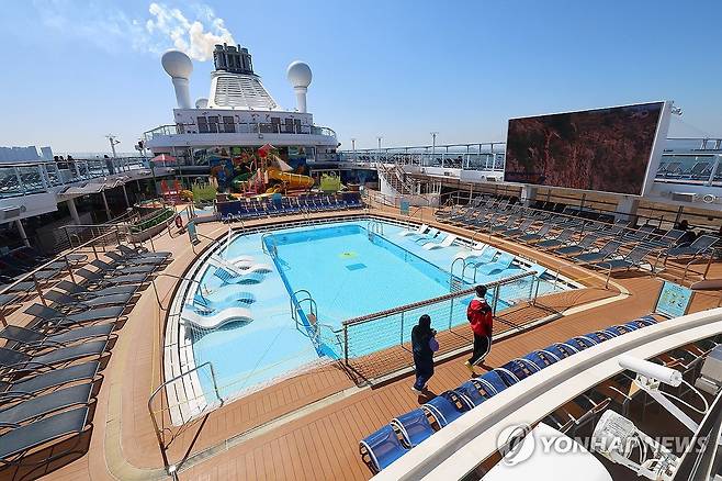 '스펙트럼 오브 더 시즈' 크루즈 선상 팸투어 (인천=연합뉴스) 임순석 기자 = 19일 인천 연수구 인천항 국제크루즈터미널에 정박한 로얄캐리비안 크루즈의 '스펙트럼 오브 더 시즈(17만t급)'호가 언론인 등을 대상으로 팸투어를 실시했다. 사진은 올해 인천항에 처음 기항한 크루즈 '스펙트럼 오브 더 시즈'호 선내 야외수영장 모습. 2026.3.19 soonseok02@yna.co.kr