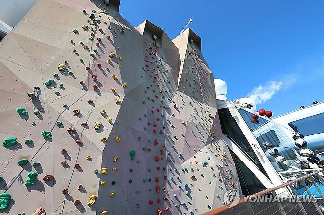 크루즈 '펙트럼 오브 더 시즈'호의 인공 암벽장 (인천=연합뉴스) 임순석 기자 = 19일 인천 연수구 인천항 국제크루즈터미널에 정박한 로얄캐리비안 크루즈의 '스펙트럼 오브 더 시즈(17만t급)'호가 언론인 등을 대상으로 팸투어를 실시했다. 사진은 올해 인천항에 처음 기항한 크루즈 '스펙트럼 오브 더 시즈'호 선내 인공 암벽장의 모습. 2026.3.19 soonseok02@yna.co.kr
