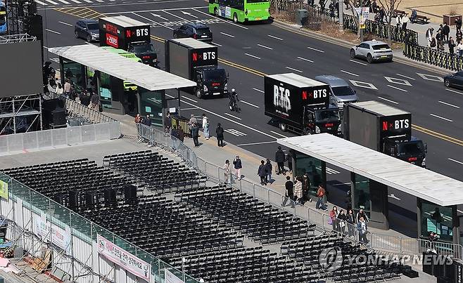 이틀 앞으로 다가온 BTS 공연 (서울=연합뉴스) 이진욱 기자 = 그룹 방탄소년단(BTS)의 광화문 공연을 앞둔 19일 서울 광화문광장에서 공연 준비작업이 이뤄지고 있다. 2026.3.19 cityboy@yna.co.kr