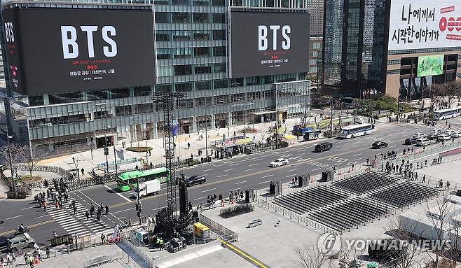 BTS 공연 준비로 분주한 광화문광장 (서울=연합뉴스) 이진욱 기자 = 그룹 방탄소년단(BTS)의 광화문 공연을 앞둔 19일 서울 광화문광장에서 공연 준비작업이 이뤄지고 있다. 2026.3.19 cityboy@yna.co.kr
