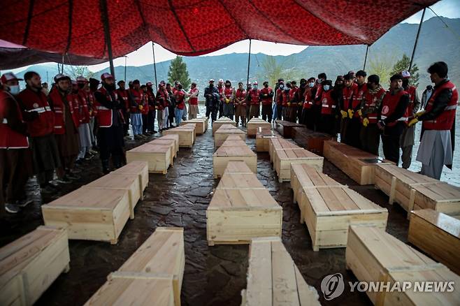 파키스탄 공습 아프간 희생자 장례식 지난 18일(현지시간) 아프가니스탄 수도 카불에서 열린 파키스탄군 공습 희생자들의 장례식
[EPA 연합뉴스 자료사진. 재판매 및 DB 금지]