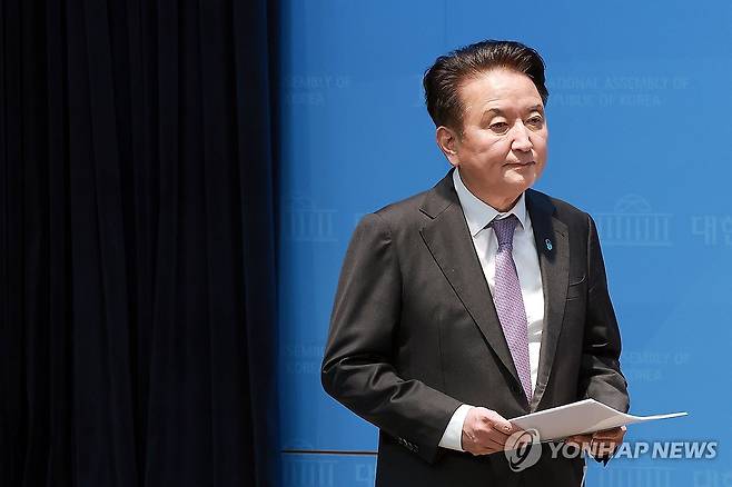 기자회견 앞둔 김영환 충북지사 (서울=연합뉴스) 신현우 기자 = 김영환 충북도지사가 18일 국회 소통관에서 국민의힘 공천관리위원회가 본인을 공천 배제 결정한 것, 경찰이 금전 수수 혐의로 구속영장을 신청한 것과 관련해 기자회견을 하기 위해 대기하고 있다. 2026.3.18 nowwego@yna.co.kr