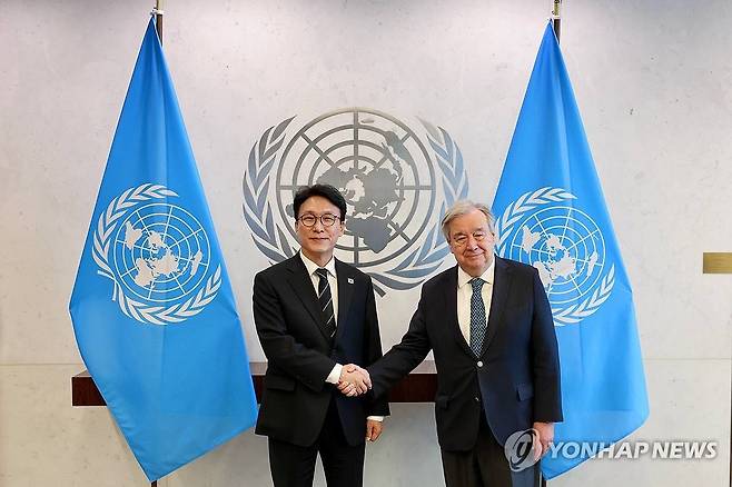 구테흐스 유엔 사무총장과 악수하는 김민석 총리 (서울=연합뉴스) 미국을 방문 중인 김민석 국무총리가 16일(현지시간) 뉴욕 UN본부에서 안토니우 구테흐스 유엔 사무총장과 면담에 앞서 악수하고 있다. 2026.3.17 [국무총리실 제공. 재판매 및 DB 금지] utzza@yna.co.kr