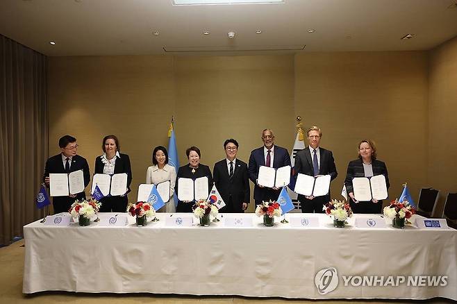 '글로벌 AI 허브' 협력의향서 서명식 (서울=연합뉴스) 17일(현지시간) 스위스 제네바 인터콘티넨탈호텔에서 '글로벌 AI 허브' 협력의향서 서명식이 열리고 있다.
    김민석 국무총리가 임석한 가운데 열린 서명식은 한국 정부 대표인 류제명 과학기술정보통신부 제2차관과 글로벌 AI 허브에 참여 의향을 밝힌 ILO(국제노동기구), IOM(국제이주기구), ITU(국제전기통신연합), WHO(세계보건기구), WFP(세계식량계획), UNDP(유엔개발계획) 등 6개 UN 기구 대표자가 상호 서명하는 방식으로 진행됐다. 2026.3.18 [국무총리실 제공. 재판매 및 DB 금지] utzza@yna.co.kr