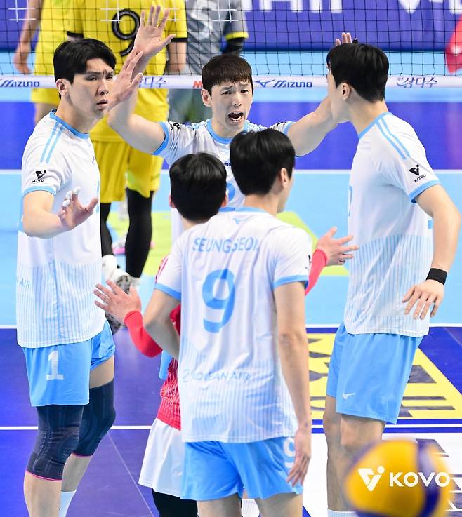득점 후 기뻐하는 대한항공 선수들  [한국배구연맹 제공. 재판매 및 DB 금지]