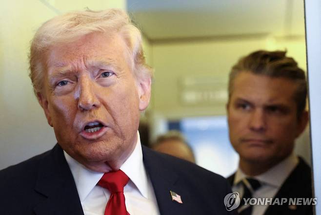 도널드 트럼프 미국 대통령과 피트 헤그세스 미국 국방부 장관 [로이터 연합뉴스 자료사진. 재판매 및 DB 금지]