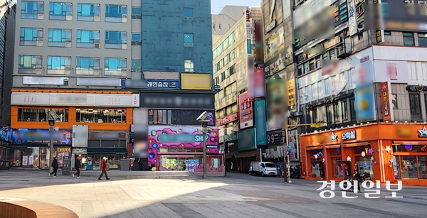 19일 오전 인천 남동구 구월동 로데오거리 중심 상권에 ‘뽑기방’이 건물마다 자리잡고 있다. 2026.3.19 /유진주 기자 yoopearl@kyeongin.com