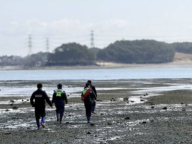 ▲ 20일 오전 인천 옹진군 영흥면 갯벌에서 민관 합동 단속반이 불법 어업 행위 단속을 위해 순찰하고 있다.