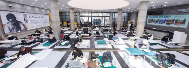 최근 인천 서구문화회관에서 열린 '제1회 검여 유희강 선생 추모 휘호대회'에서 참가자들이 붓글씨를 쓰고 있다. 사진=인천서구문화재단