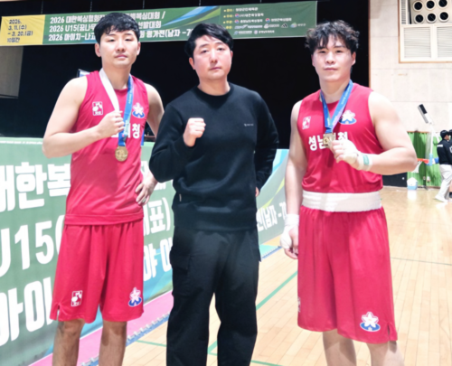 20일 충남 청양군민체육관에서 열린 2026 대한복싱협회장배 전국종별복싱대회서 우승한 성남시청의 김택민(사진 오른쪽)과 이예찬이 주태욱 감독과 기념사진을 찍고 있다. 사진=성남시청