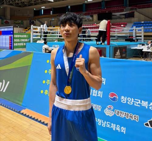 20일 충남 청양군민체육관에서 열린 2026 대한복싱협회장배 전국종별복싱대회 남일반부 50㎏급서 우승한 수원시청의 신해광이 기념사진을 찍고 있다. 사진=수원시청