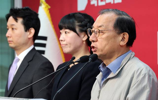 ▲ 국민의힘 이정현 공천관리위원장이 20일 서울 영등포구 여의도 중앙당사에서 충북지사 후보 선출 방식을 발표하고 있다. /연합뉴스