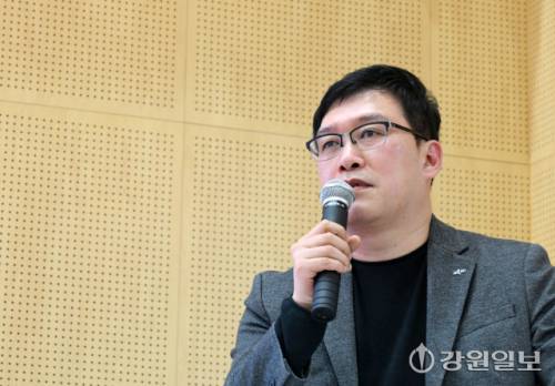 문장원 정보통신산업진흥원 AI활용본부장이 16일 춘천ICT벤처센터에서 열린 2026 제2회 의료AX 춘천 포럼에서