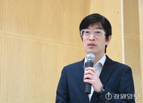 김우진 강원대 교수가 16일 춘천ICT벤처센터에서 열린 2026 제2회 의료 AX 춘천 포럼에서