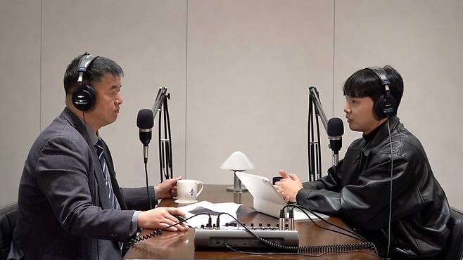 게스트 문준호 울산입시전략연구소 대표와 호스트 본지 이동엽 총괄이사가 '학군'을 주제로 지역 교육 전반에 대한 이야기를 나누고 있다.