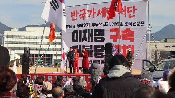 김유상(왼쪽), 이미애 김해시의원이 2025년 1월 19일 창원시청광장에서 열린 윤석열 대통령 탄핵 반대 집회에 참석해 발언하고 있다. /경남도민일보