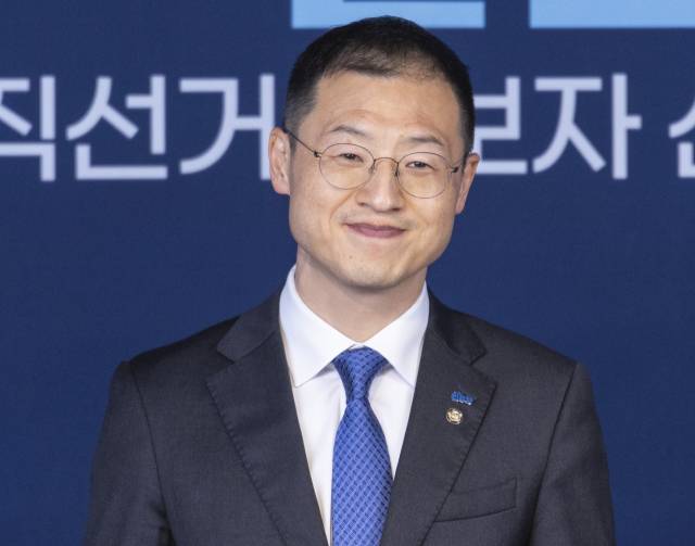 2026년 지방선거 더불어민주당 울산시장 예비후보에 출마한 김상욱 의원이 17일 서울 여의도 더불어민주당 중앙당사 당원존에서 열린 울산시장 예비후보 토론회에서 당원들에게 인사하고 있다. 연합뉴스