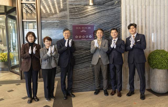 19일 ‘쏠비치 남해’에서 관광호텔 최고 등급인 5성 인증을 기념하는 현판식이 열렸다. 남해군 제공
