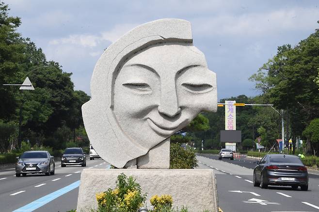 경주 IC에 들어서면 제일 처음 마주하는 신라인의 미소 얼굴무늬 수막새 조형물. <영남일보 DB>