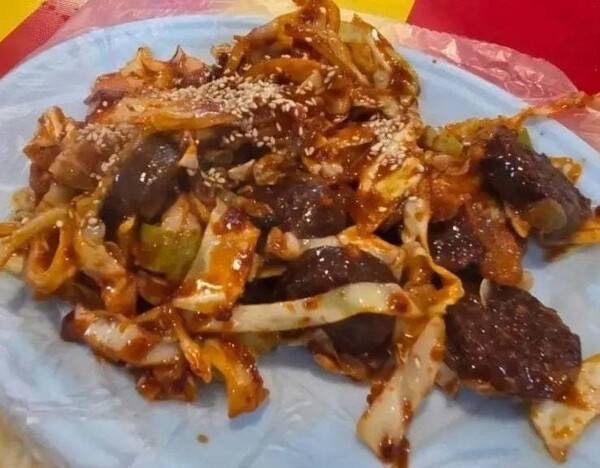 지난해 바가지 요금 논란 중심에 선 전농로 왕벚꽃 축제 2만5000원짜리 순대볶음. ⓒ제주의소리 자료사진