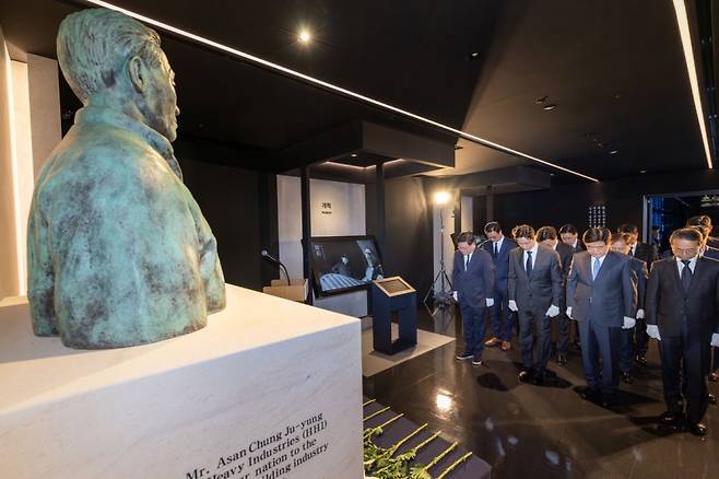 HD현대가 20일 경기 성남시 판교 HD현대 글로벌R&D센터에서 정기선 회장 등 주요 경영진이 참석한 가운데 정주영 창업자의 25주기 추모식을 진행했다. 사진은 앞줄 왼쪽부터 HD현대 조석 부회장, 정기선 회장, 권오갑 명예회장, 조영철 부회장. / 사진=HD현대