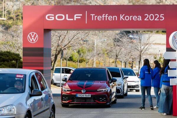 지난해 개최된 '2025 폭스바겐 골프트레펜 코리아' 행사에 입장하는 골프 오너들. [출처=폭스바겐 코리아]