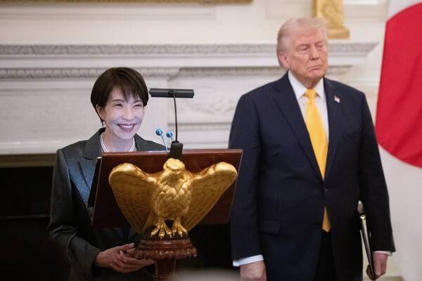 3월 19일, 워싱턴 D.C. 백악관 국빈 만찬장에서 도널드 트럼프 미국 대통령이 다케우치 사나에 일본 총리와 국빈 만찬을 하는 동안 연설을 하고 있다. 앞서 트럼프 대통령과 다케우치 총리는 이란, 에너지, 인도태평양 지역 현안에 대해 의견을 교환했다. 2026.3.19.EPA 연합뉴스