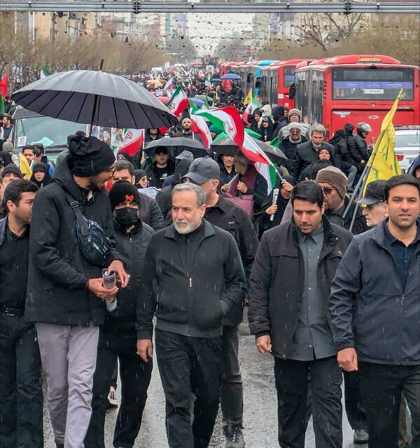 아바스 아라그치 이란 외무장관(가운데)이 13일 금요일, 수도 테헤란에서 열린 전통적인 '쿠드스의 날(Quds Day)' 집회에 참가하고 있다.&nbsp; 2026. 03. 13 [IRNA=UPI=연합뉴스]