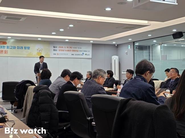 진창하 한국주택학회장이 19일 서울 서초구 감정평가사회관에서 열린 '한국의 주택정책에 대한 회고와 미래 방향' 주제로 라운드테이블 토론회에서 개회사를 하고 있다./사진=김동훈 기자