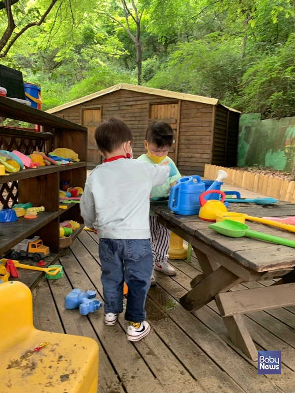 영아의 뇌 발달에서 중요한 것은 특정 감각을 많이 자극하는 것이 아니라 다양한 감각이 균형 있게 작동하는 경험이다. ⓒ김영명