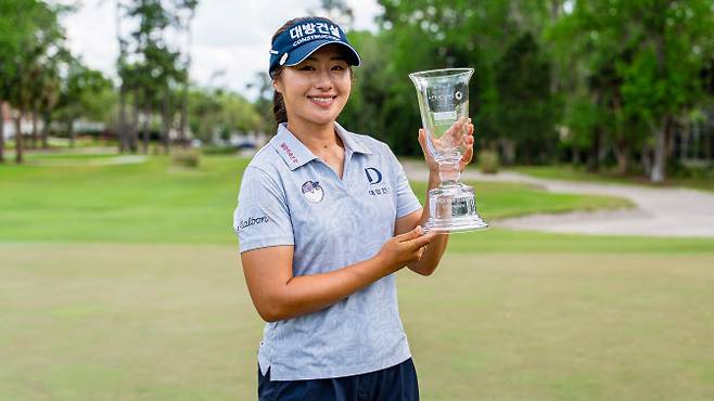 지난 16일 LPGA 엡손투어 IOA 골프 클래식 우승 트로피를 들고 미소짓고 있는 이정은.(사진=LPGA 엡손투어)