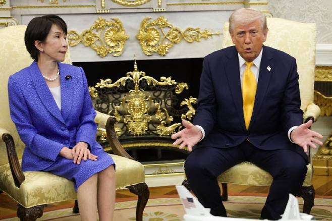 도널드 트럼프 미국 대통령(오른쪽)이 19일(현지시간) 미국 워싱턴DC 백악관 집무실(오벌오피스)에서 사나에 다카이치 일본 총리와 정상회담을 하고 있다. 양국 정상은 이란 분쟁과 중국 위협 대응 등 주요 현안을 논의할 예정이다. (사진=AFP)