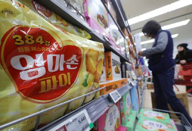 19일 농림축산식품부에 따르면 제과빙과류양산빵을 생산하는 4개 업체(롯데웰푸드, 해태제과, 빙그레, 삼립)는 총 19개 제품 가격을 100400원, 최대 13.4% 인하한다. 사진은 19일 서울 시내 한 대형마트에 진열된 롯데웰푸드의 엄마손파이 비스켓. (사진=뉴시스).