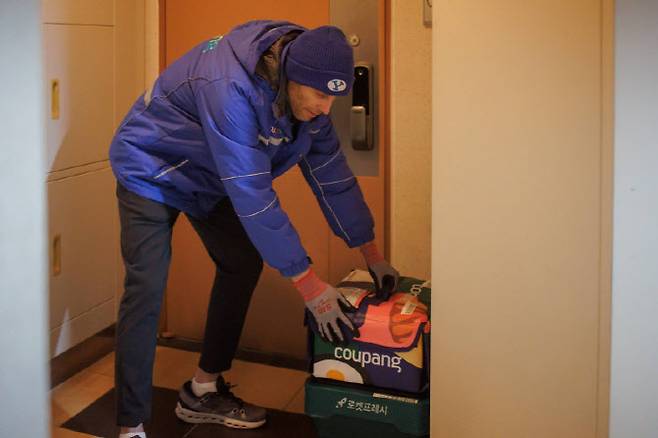 로저스 대표가 프레시백을 들고 배송업무를 하고 있는 모습 (사진=쿠팡)