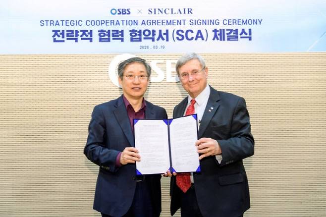 SBS는 지난 19일 서울 목동 본사에서 미국 방송그룹 싱클레어와 K-채널 82 사업을 위한 전략적 협력 협약(SCA)을 체결했다고 밝혔다. 방문신 SBS 사장(왼쪽)과 델 팍스 싱클레어 기술 총괄 사장이 기념촬영을 하고 있다(사진=SBS)