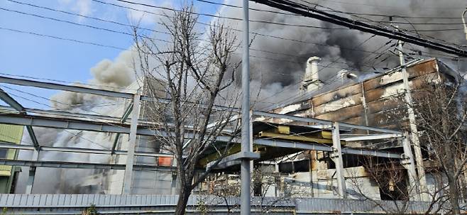 대전 대덕구의 한 자동차 부품 공장에서 20일 오후 화재가 발생해 검은 연기가 발생하고 있다.(사진=소방청)
