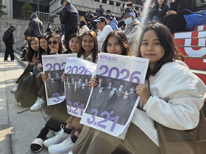 BTS의 컴백 공연을 관람하기 위해 미얀마에서 한국을 찾은 스피사(28)씨와 친구들이 20일 오후 서울 종로구 광화문 광장 앞에서 일간스포츠에서 발행한 'BTS 특집판'을 들고 웃고 있다.(사진=김현재 기자)