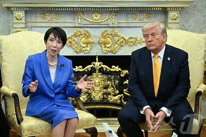 도널드 트럼프 미국 대통령과 다카이치 사나에 일본 총리가 19일(현지시간) 미국 워싱턴 백악관 오벌오피스에서 미일 정상회담을 하고 있다. ⓒ AFP=뉴스1