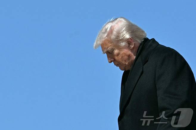 도널드 트럼프 미국 대통령이 18일(현지시간) 델러웨어주 도버 공군기지에서 열리는 미군 장병 유해 이송 행사에 참석하기 위해 에어포스원(미 대통령 전용기)에서 내리고 있다. 2026.03.18. ⓒ AFP=뉴스1