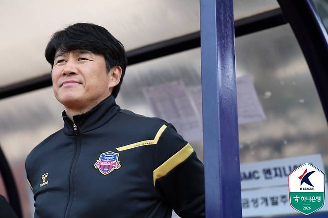 수원FC를 이끄는 박건하 감독 (한국프로축구연맹 제공)