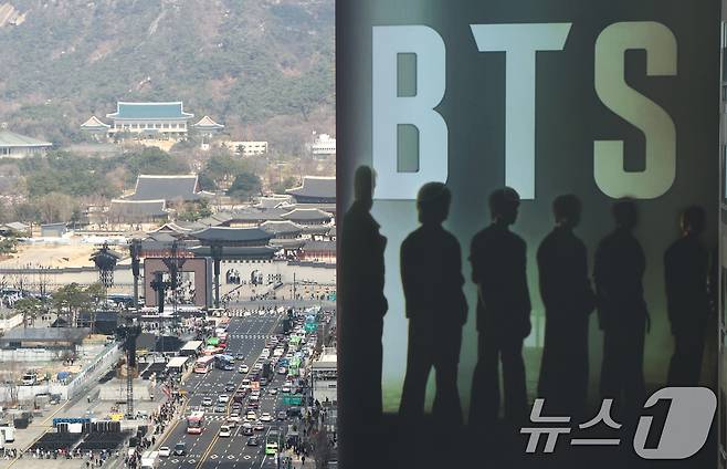 방탄소년단(BTS) 완전체 컴백 공연이 하루 앞으로 다가온 19일 서울 광화문광장 인근 빌딩 전광판에 컴백 공연을 알리는 광고가 표출되고 있다. 2026.3.20 ⓒ 뉴스1 최지환 기자