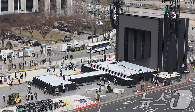 방탄소년단(BTS) 완전체 컴백 공연을 하루 앞둔 20일 서울 광화문광장 공연장이 공연 막바지 준비로 분주한 모습을 보이고 있다. 2026.3.20 ⓒ 뉴스1 박지혜 기자