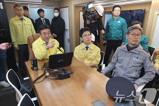 윤호중 행정안전부 장관이 그룹 방탄소년단(BTS) 컴백 행사를 하루 앞둔 20일 오후 서울 광화문광장에 설치된 경찰 현장지휘차량을 찾아 안전관리 상황 등을 점검하고 있다. 2026.3.20 ⓒ 뉴스1 이광호 기자