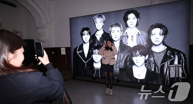 20일 서울 중구 신세계백화점 본점 헤리티지 뮤지엄에 마련된 ‘BTS POP-UP : ARIRANG’에서 외국인 관광객들이 전시를 둘러보고 있다. 신세계백화점은 하이브(HYBE)와 함께 방탄소년단(BTS) 완전체 컴백 분위기를 미리 체험할 수 있는 팝업스토어를 본점 더 헤리티지 4층에 마련했다. 2026.3.20 ⓒ 뉴스1 박지혜 기자