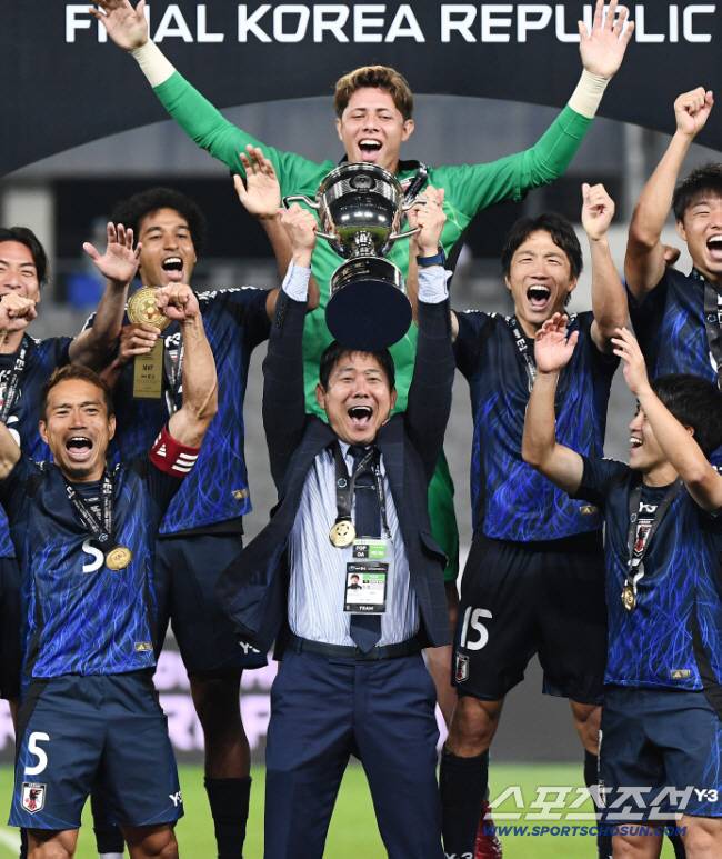 15일 오후 경기도 용인미르스타디움에서 열린 E-1 챔피언십(동아시안컵) 한국과 일본의 경기. 일본이 1대0으로 승리하며 우승을 차지했다. 시상식에서 모리야스 감독이 트로피를 들고 있다. 용인=정재근 기자 cjg@sportschosun.com/2025.7.15/