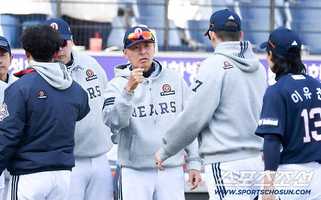 17일 대전 한화생명볼파크 열린 한화 이글스와 두산 베어스의 경기. 승리한 두산 김원형 감독이 플렉센을 반기고 있다. 대전=박재만 기자 pjm@sportschosun.com/2026.03.17/