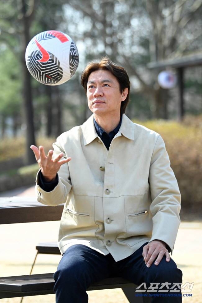 홍명보 축구 국가대표팀 감독이 17일 경기도 분당 율동공원에서 진행된 스포츠조선과의 인터뷰에 앞서 포즈를 취하고 있다. 분당=허상욱 기자wook@sportschosun.com/2026.03.17/